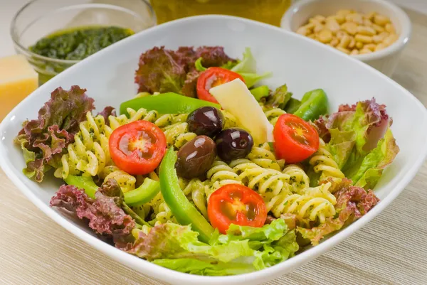 Olasz Fusili tészta saláta — Stock Fotó