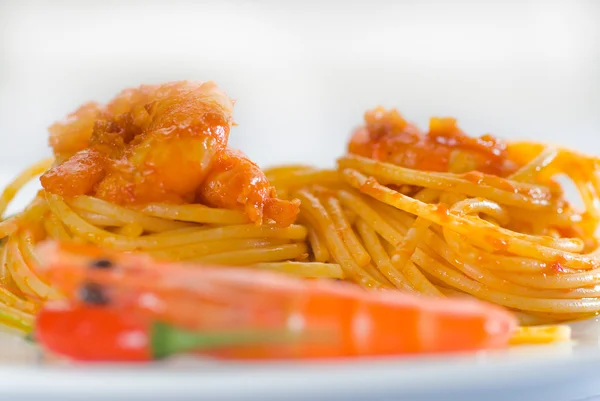 Pasta and spicy shrimps — Stock Photo, Image