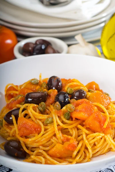 Спагетти-паста-путтанеска — стоковое фото