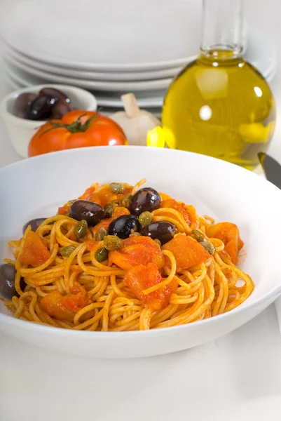 Спагетти-паста-путтанеска — стоковое фото