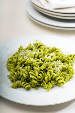 İtalyan düdük makarna ve pesto