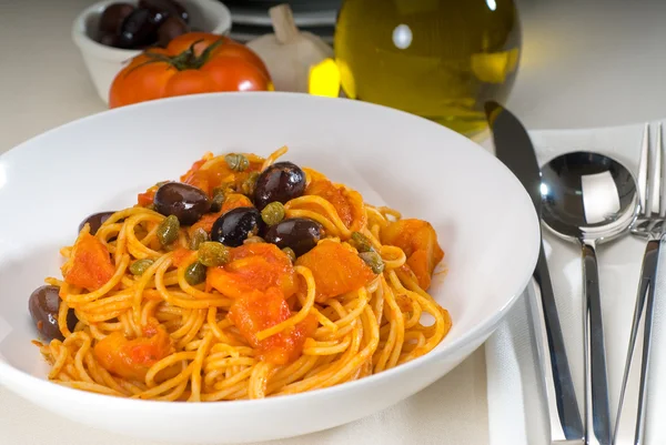 Spaghetti pasta puttanesca — Stock Photo, Image