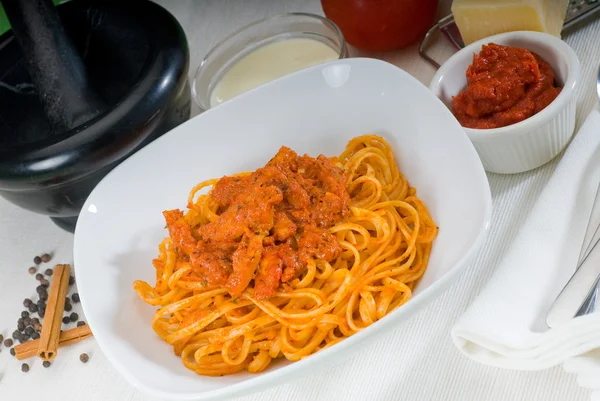 Tomato and chicken pasta — Stock Photo, Image