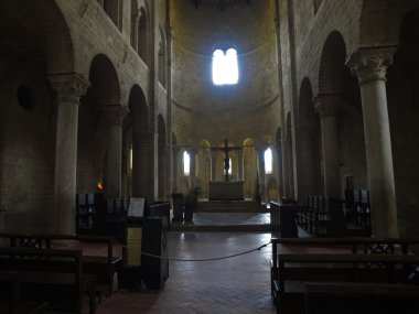 İtalya, Toskana 'da Montalcino yakınlarında Sant Antimo Manastırı