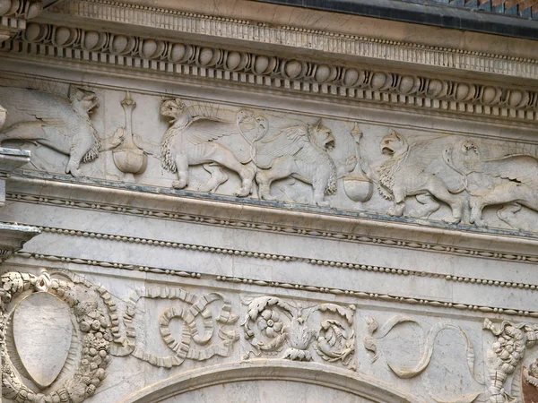 Siena - friso lindamente decorado — Fotografia de Stock