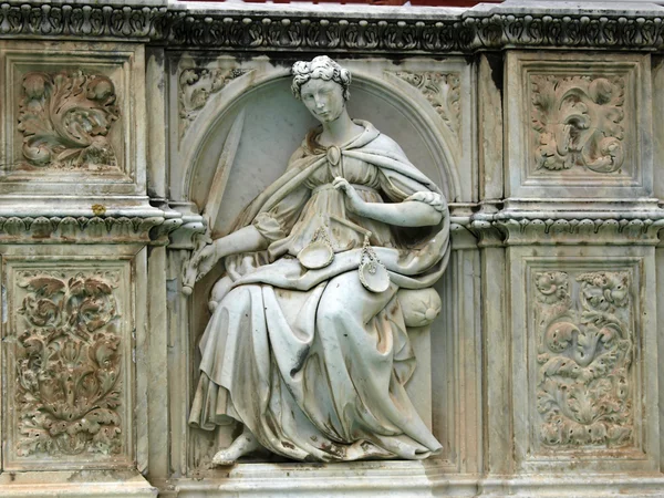 Siena - panel fonte gaia — Zdjęcie stockowe