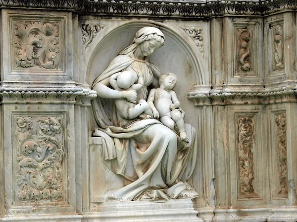 Siena - Tafel der Fonte Gaia — Stockfoto