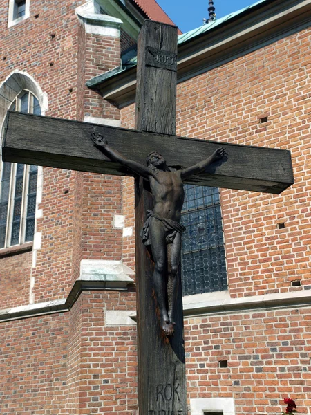Uma velha cruz de madeira — Fotografia de Stock