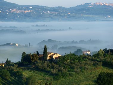 Tuscany 'deki sisli sabahın muhteşem manzarası..