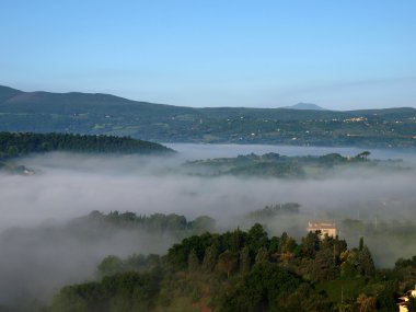 Tuscany 'deki sisli sabahın muhteşem manzarası..