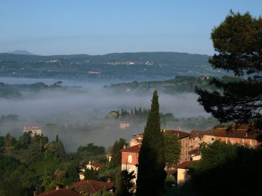 Tuscany 'deki sisli sabahın muhteşem manzarası..