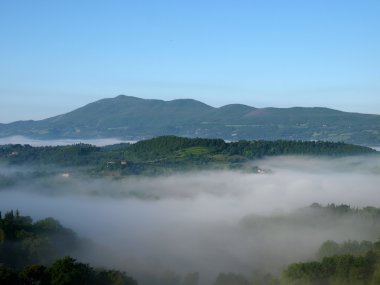 Tuscany 'deki sisli sabahın muhteşem manzarası..