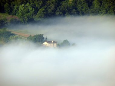 Tuscany 'deki sisli sabahın muhteşem manzarası..