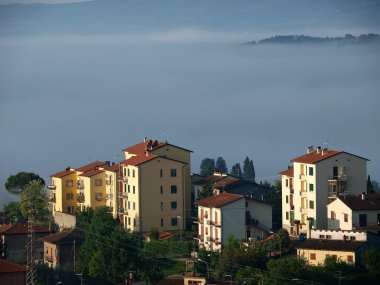 Tuscany 'deki sisli sabahın muhteşem manzarası..