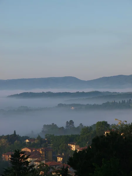 Fabulous landscape of the foggy morning in Tuscany. — Stock Photo, Image