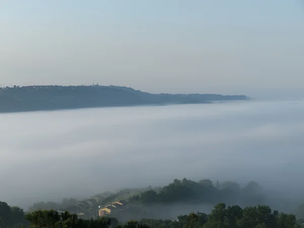 Fantastiskt landskap av dimmig morgon i Toscana. — Stockfoto