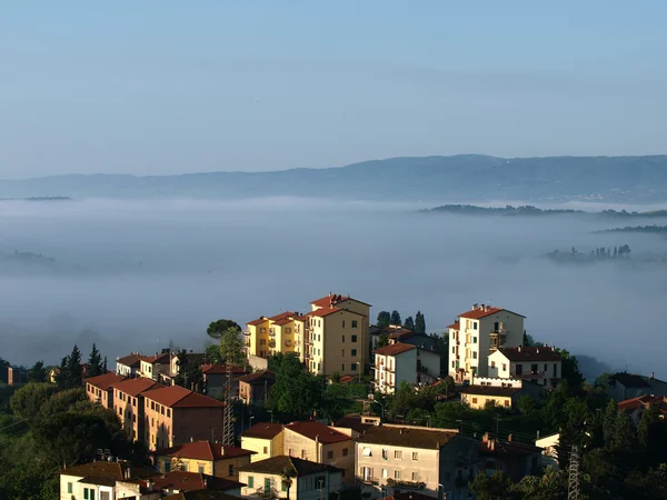 Fabuloso paisaje de la nebulosa mañana en Toscana. — Foto de Stock