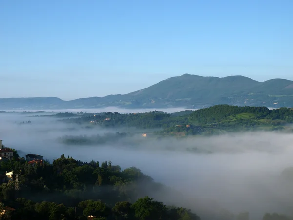Fabuloso paisaje de la nebulosa mañana en Toscana. — Foto de Stock