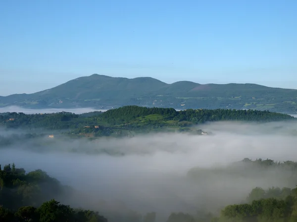 托斯卡纳的雾蒙蒙的早晨，景色美极了. — 图库照片