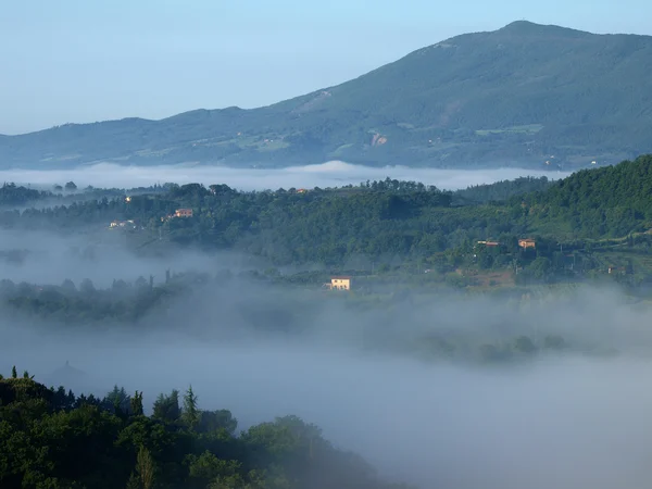 托斯卡纳的雾蒙蒙的早晨，景色美极了. — 图库照片