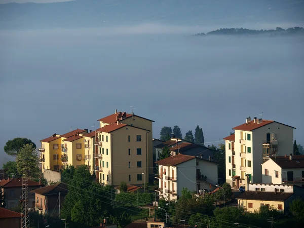 Paysage fabuleux de la matinée brumeuse en Toscane. — Photo