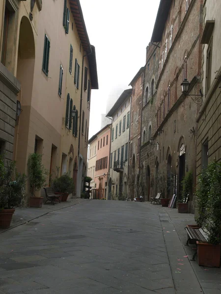 Ranek w toskańskim mieście. — Zdjęcie stockowe