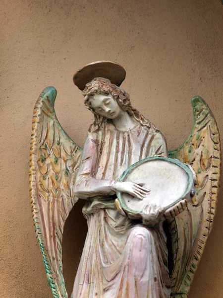 Escultura de un ángel con pandereta . —  Fotos de Stock