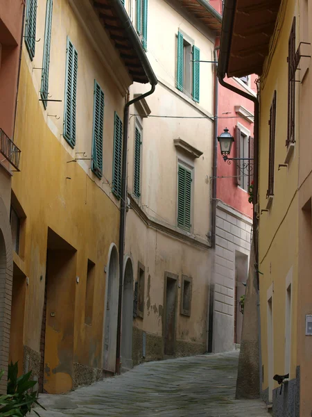 Ochtend in de Toscaanse stad. — Stockfoto