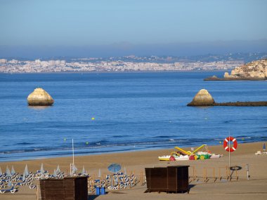plaj praia da rocha portimao içinde sabahı,