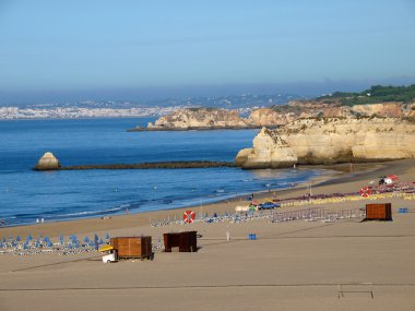 plaj praia da rocha portimao içinde sabahı,