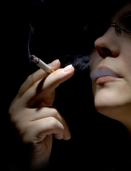 Rook vrouw — Stockfoto
