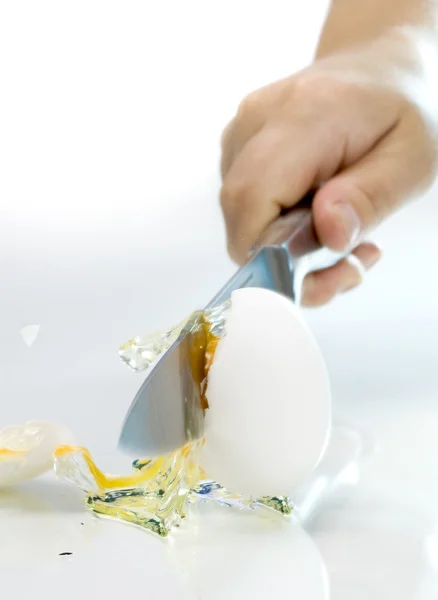 Вырезать яйцо — стоковое фото