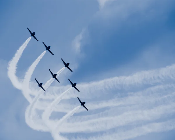 Yedi jet uçakları ile beyaz önlükleri — Stok fotoğraf