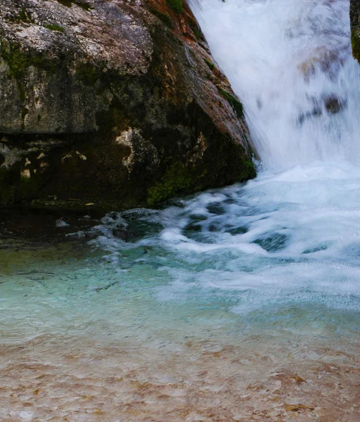 Små klarblå vattenfall — Stockfoto