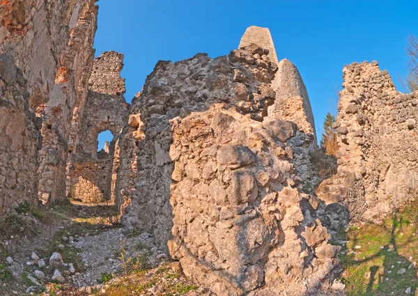 Руїни середньовічного замку в Hdr — стокове фото