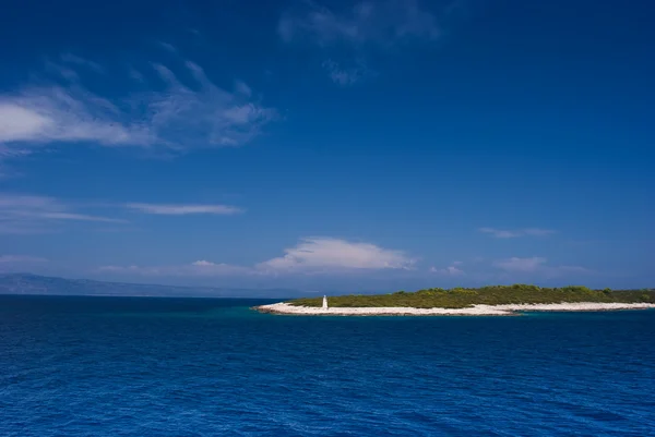 Ilha croata no mar Adriático azul — Fotografia de Stock