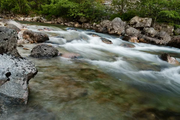 Stenar i berg flod — Stockfoto