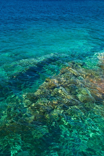 Água do mar azul-turquesa clara . — Fotografia de Stock