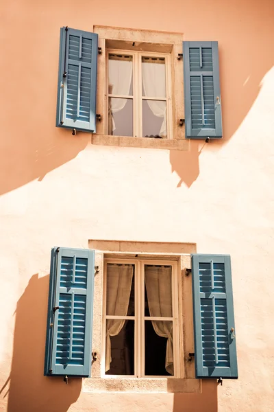 Два окна средиземноморского стиля — стоковое фото