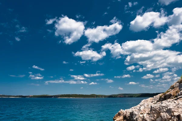Mar Adriático sob céu azul — Fotografia de Stock