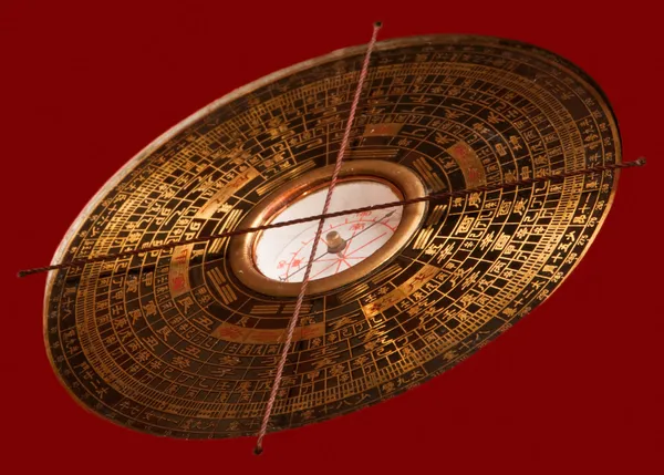 Feng Shui Kompass Luopan auf rotem Hintergrund Stockfoto