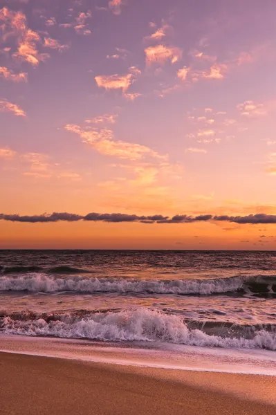 Golden sunset bulutlar altında Ocean surf Telifsiz Stok Fotoğraflar