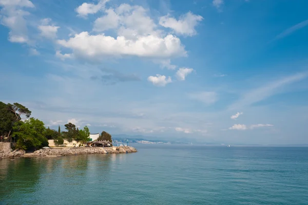 Uitzicht op de Adriatische Zee. Opatija, een toeristische stad op Kroatische kust. — Stockfoto