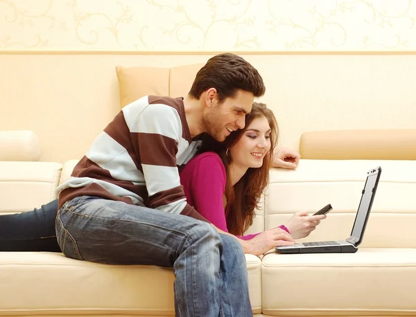 Młoda para zadowolony działa na laptopie — Zdjęcie stockowe
