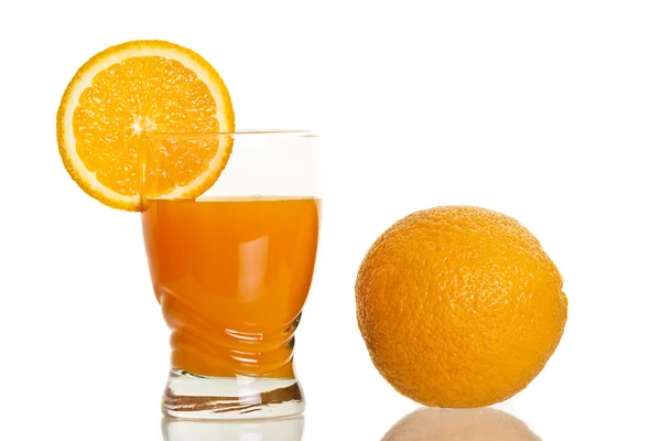 Bardak taze portakal suyu ile dolu Stok Resim