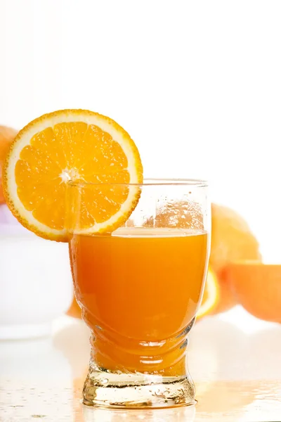 Copo cheio de suco de laranja fresco Imagem De Stock