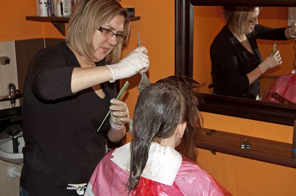 Coloração de cabelo feminina em um salão — Fotografia de Stock