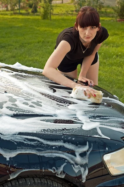 Mujer lavando coche — Foto de Stock
