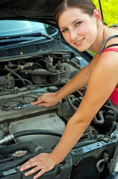 Mujer con su coche averiado — Foto de Stock