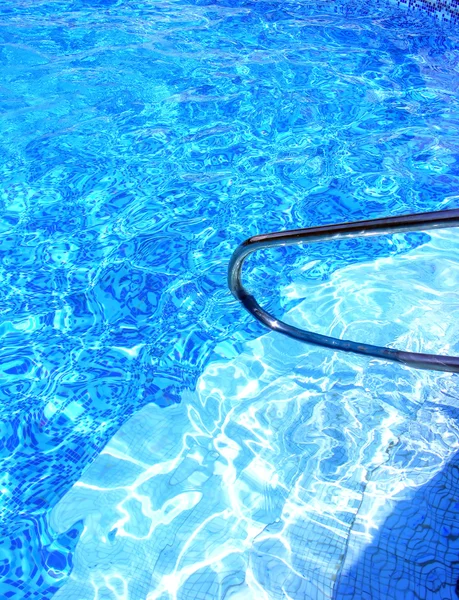 Zwembad en trappen — Stockfoto